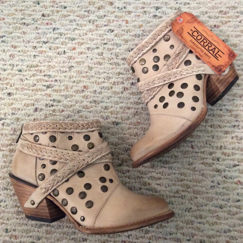 🆕 CORRAL beige tan leather studded ankle boots
